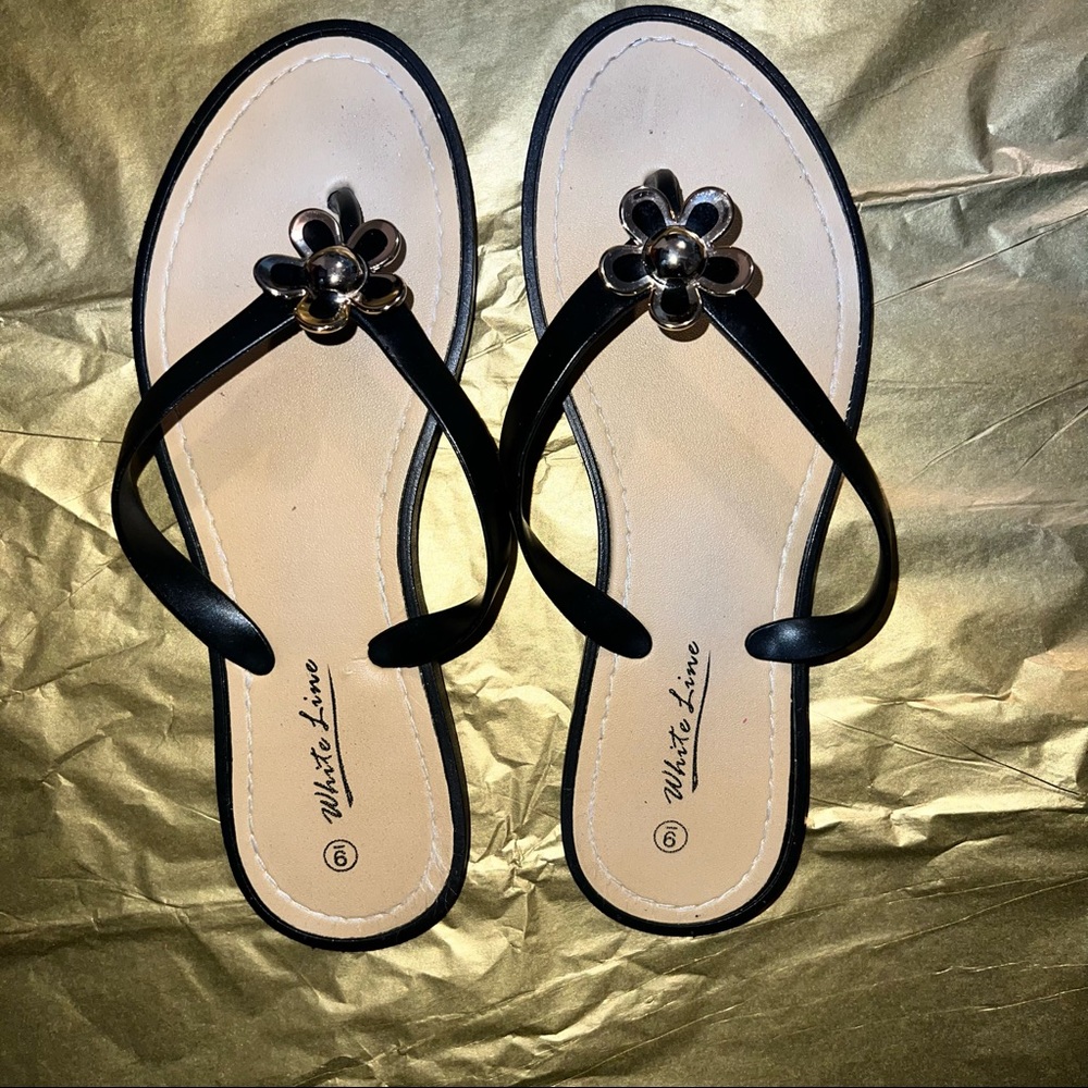 NWT White Line size 9 flower sandals
